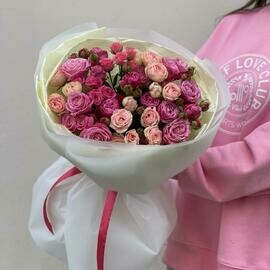 Букет из 11 кустовых пионовидных роз микс в оформлении 