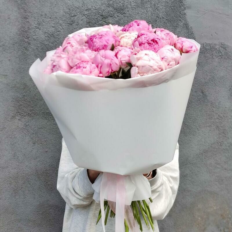 Pioni buket iz 21 shtuki Sara Bernar, standart