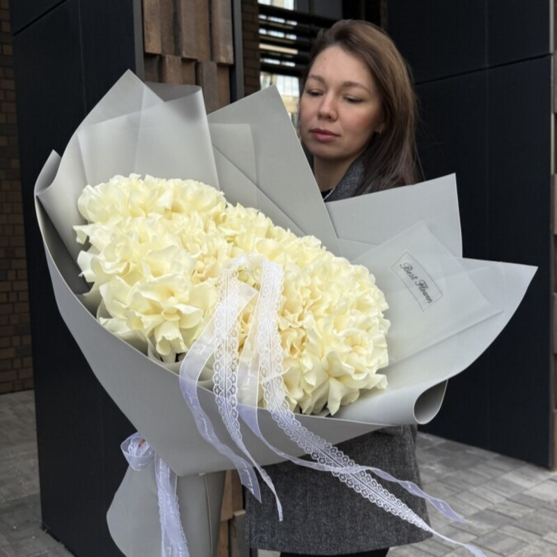 Belij angel, 25 belih kruzhevnih roz