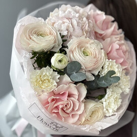 Buket iz ranunkulyusov i gortenzii