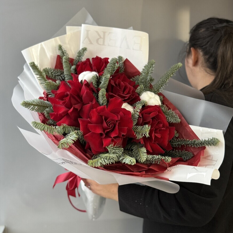 Novogodnij kompliment, buket iz 5 roz s nobilisom