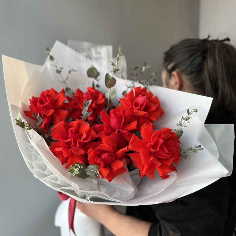 Dlya izyashnoj, buket iz alih roz