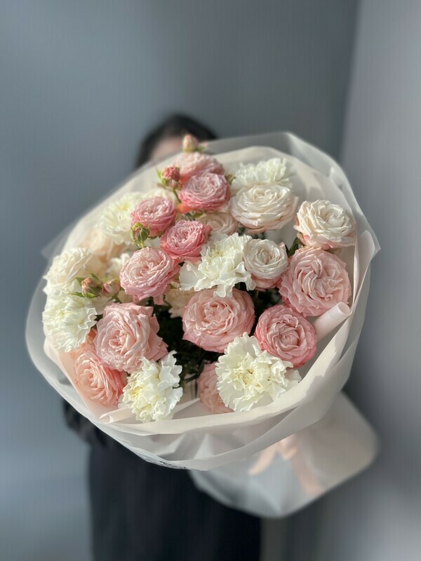 Букет из кустовых роз и диантусов, стандартный