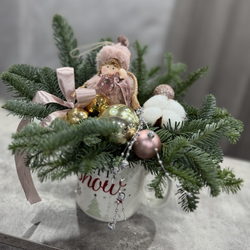 Podarok v farforoj kruzhke, novogodnyaya kompozitciya v kruzhke