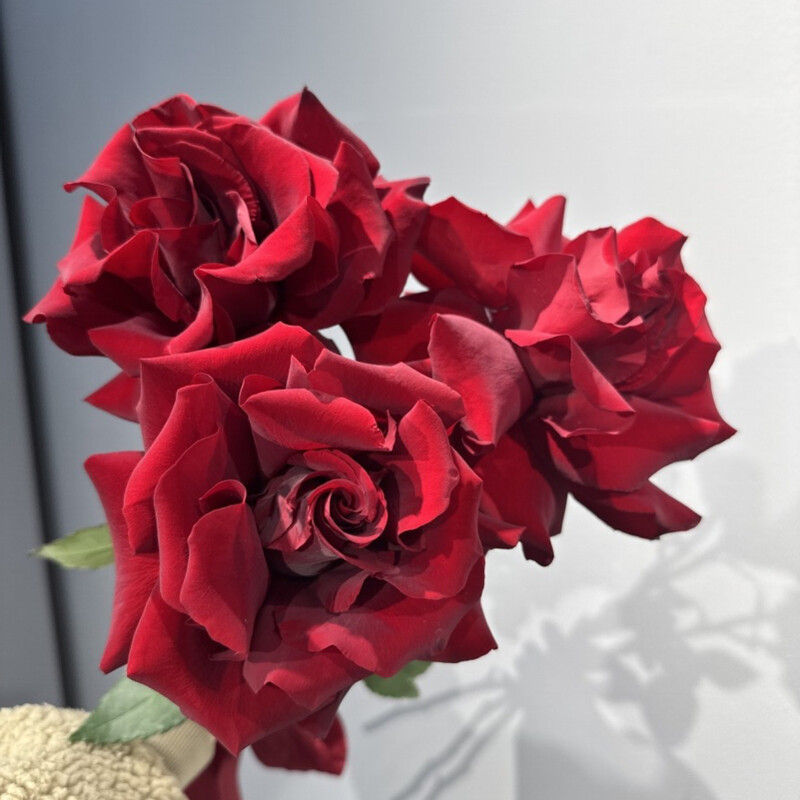 Красные розы , 3 кружевные розы