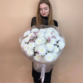 Buket iz hrizantem i limoniuma