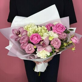 Букет с гортензией розами и орхидей