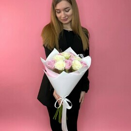 Buket iz 11 belih i rozovih roz