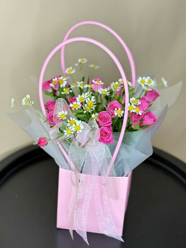 Сумочка с кустовой розой и ромашками, стандартный