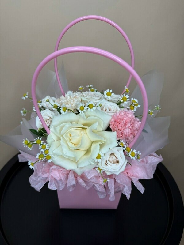 Nezhnaya kompozitciya v sumochke dlya Nee, standart