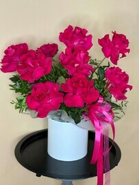 Малиновые розы в шляпной коробке