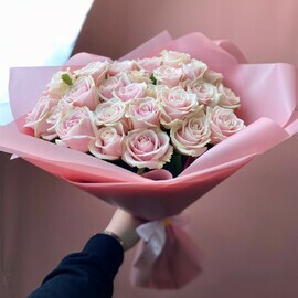 25 нежно розовых роз