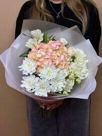 Сборный букет с гортензией