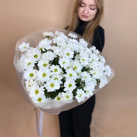 Ob_yomnij buket iz hrizantem romashek