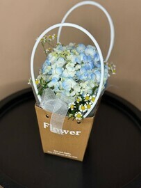 Sumochka s gortenzij i romashkami