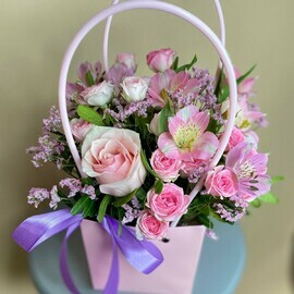 Сумочка с альстромерий и кустовыми розами