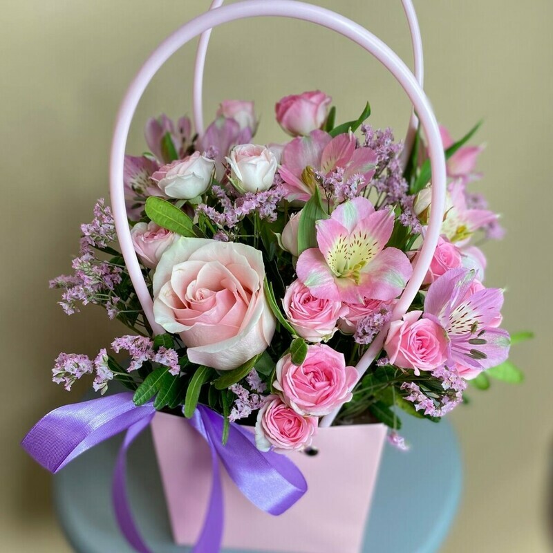 Сумочка с альстромерий и кустовыми розами, стандартный