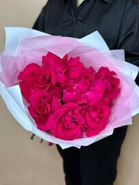 Malinova Frantcuzskaya roza v bukete