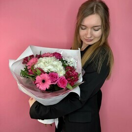 Buket s Gerberami i gortenziej