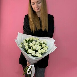 7 белых кустовых роз в букете 