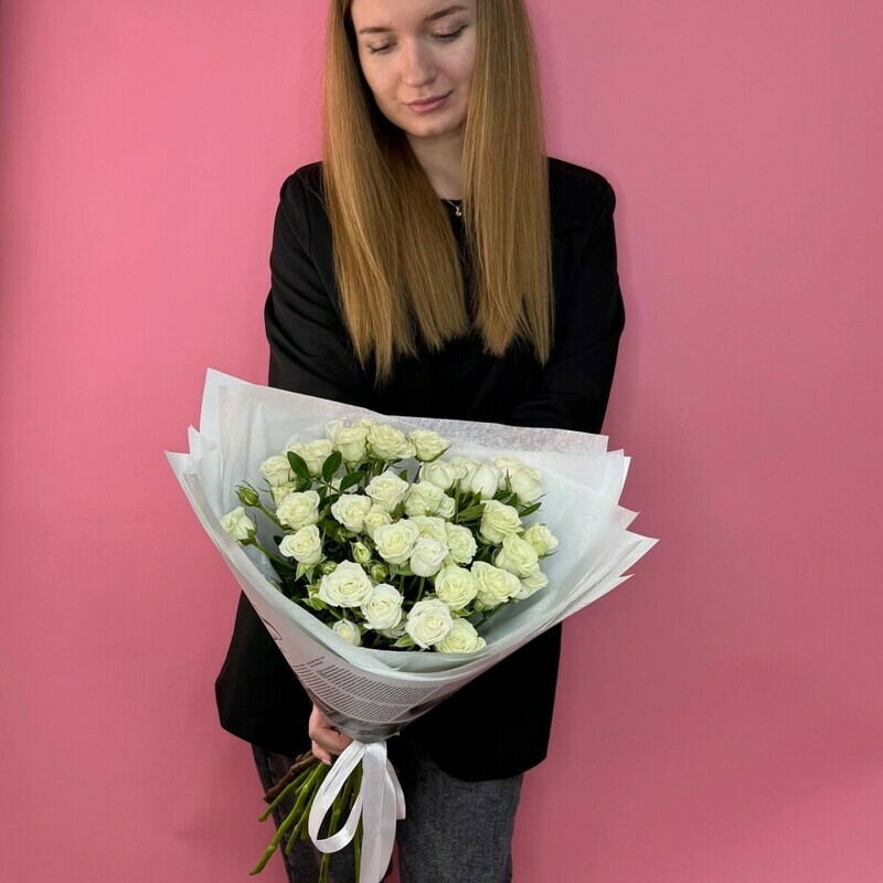 7 белых кустовых роз в букете , 7 кустовых роз 