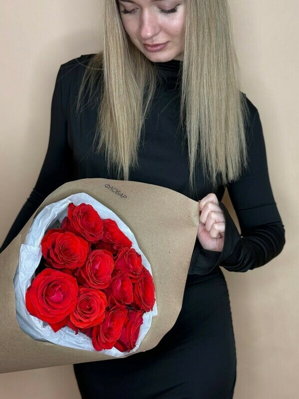 Buket roz ekvador v stil_noj upakovke, 11 roz