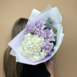 Букет с гортензией и розами