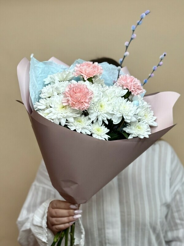 Buket s hrizantemoj, diantusami i verboj, standart