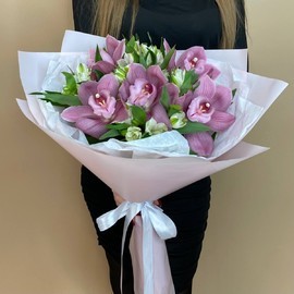 Букет с орехами и альстрамерией