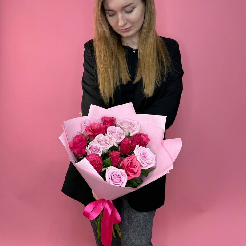 Букет из 15 малиновых и розовых роз, 15 роз