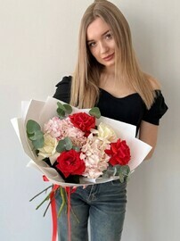 Sbornij buket s gortenziej i frantcuzskimi rozami