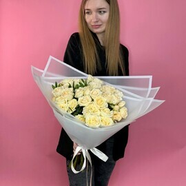 11 кремовых роз в букете