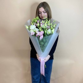 Buket iz raznotcvetnoj eustomi