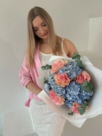 Букет с голубой гортензией и французскими розами