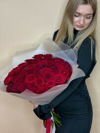 51 красная роза стильной упаковке