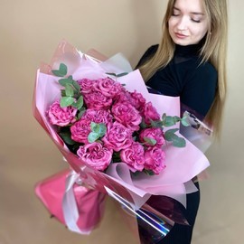 Buket iz pionovidnih roz i evkalipta