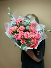 Букет из кустовых роз с эвкалиптом