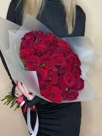 Букет 35 алых роз