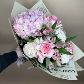 Buket s gortenziej i frantcuzskim rozami