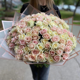 Buket 101 roza v nezhnih tonah