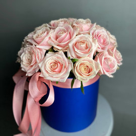 Нежно розовые розы в шляпной коробочке