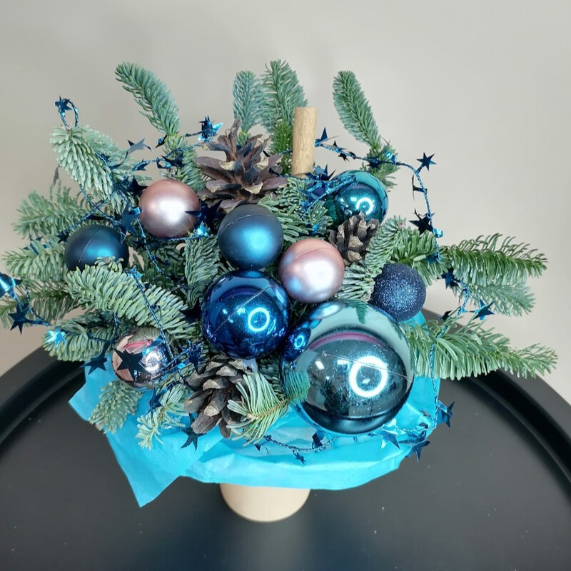 Novogodnyaya kompozitciya v stakanchike s nobilisom, standart