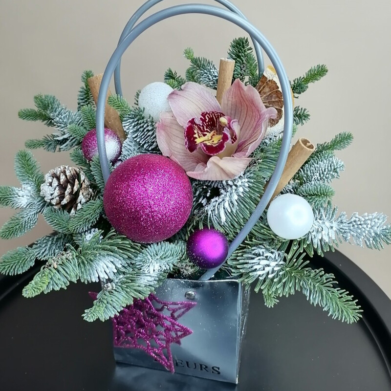 Новогодняя композиция в сумочке с нобилисом и орхидей, стандартный