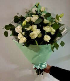 Buket iz beloj kustovoj rozi i eustomi