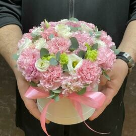 Кружевной диантус, эустома и ароматный эвкалипт в шляпной коробке