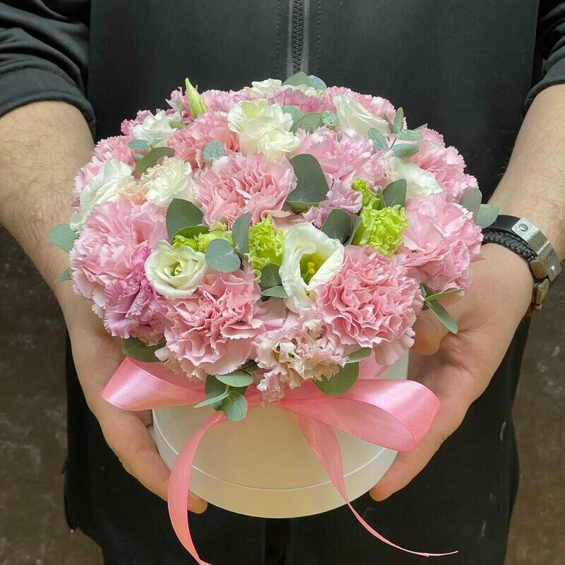 Кружевной диантус, эустома и ароматный эвкалипт в шляпной коробке, стандартный