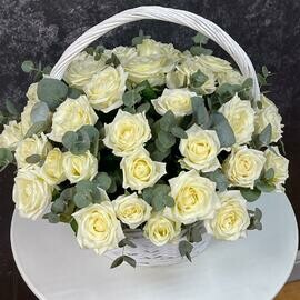 Роза в корзине с эвкалиптом 