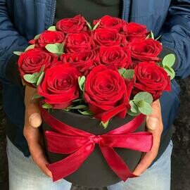 11 красных роз с эвкалиптом в шляпной коробке