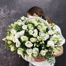 Korzina s tcvetami eustoma