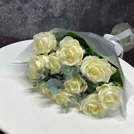 Belih roz s evkaliptom